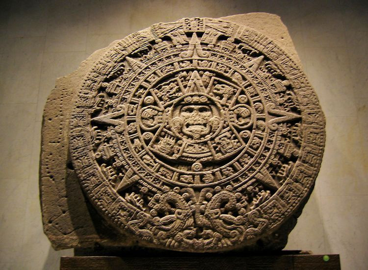 Họ cũng là chủ nhân của bộ lịch Mesoamerican - một trong những hệ thống lịch chính xác nhất thế giới, Phát minh chữ tượng hình Maya - hệ thống chữ viết tiên tiến nhất ở châu Mỹ thời tiền Columbus. Hệ thống thiên văn học của họ cũng rất tiên tiến. Ảnh: Pinterest.
