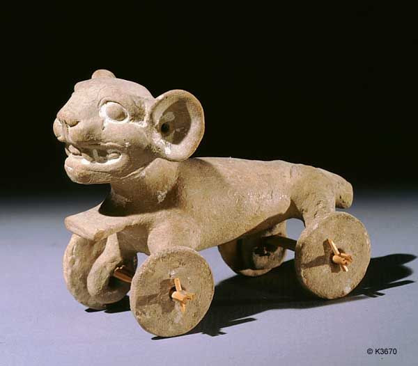  2. Người maya không sử dụng bánh xe trong sản xuất và giao thông. Trên thực tế, người Maya có biết đến bánh xe. Điều này được chứng minh qua các đồ chơi nhỏ hình động vật có bánh xe được tìm thấy trong các di chỉ khảo cổ. Ảnh: Pinterest.