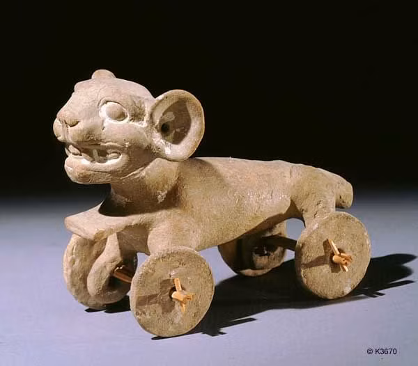 2. Người maya không sử dụng bánh xe trong sản xuất và giao thông. Trên thực tế, người Maya có biết đến bánh xe. Điều này được chứng minh qua các đồ chơi nhỏ hình động vật có bánh xe được tìm thấy trong các di chỉ khảo cổ. Ảnh: Pinterest.