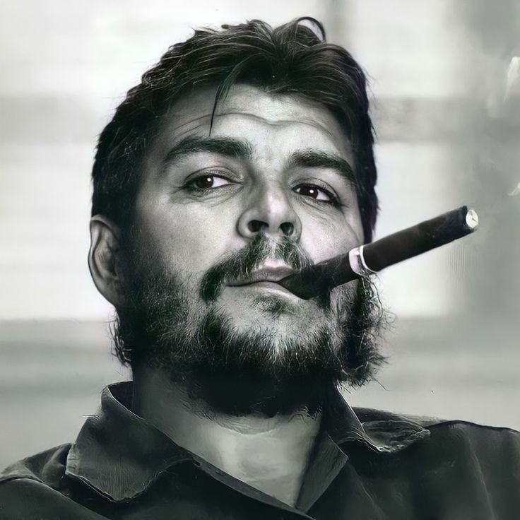  7. Ám sát Che Guevara (1967). Che Guevara, nhà cách mạng nổi tiếng người Argentina, bị quân đội Bolivia bắt và ám sát sau một cuộc đấu tranh vũ trang nhằm lật đổ chính phủ Bolivia. Sự kiện này làm tăng thêm huyền thoại về Che. Ảnh: Pinterest.