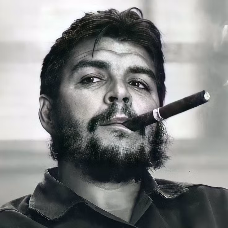  7. Ám sát Che Guevara (1967). Che Guevara, nhà cách mạng nổi tiếng người Argentina, bị quân đội Bolivia bắt và ám sát sau một cuộc đấu tranh vũ trang nhằm lật đổ chính phủ Bolivia. Sự kiện này làm tăng thêm huyền thoại về Che. Ảnh: Pinterest.