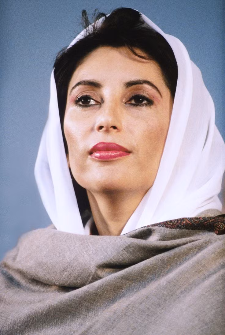  13. Ám sát Benazir Bhutto (2007). Cựu Thủ tướng Pakistan Benazir Bhutto bị ám sát trong một cuộc vận động bầu cử tại Rawalpindi. Vụ ám sát này làm dấy lên các cuộc biểu tình và căng thẳng chính trị tại Pakistan. Ảnh: Pinterest.
