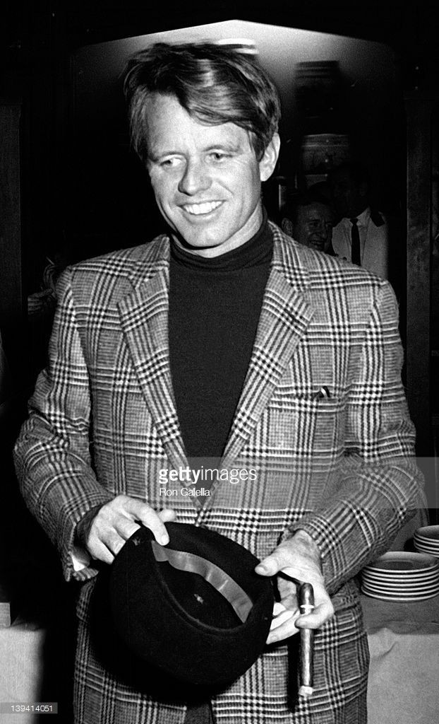  8. Ám sát Robert F. Kennedy (1968). Robert F. Kennedy, thượng nghị sĩ và ứng viên tổng thống Mỹ, bị ám sát bởi Sirhan Sirhan sau khi giành chiến thắng trong cuộc bầu cử sơ bộ ở California. Ảnh: Pinterest.