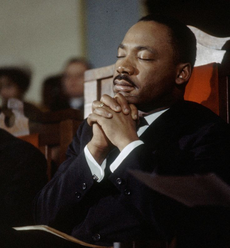  6. Ám sát Martin Luther King Jr. (1968). Martin Luther King Jr., nhà lãnh đạo phong trào dân quyền, bị ám sát tại Memphis, Tennessee, bởi James Earl Ray. Sự kiện này làm dấy lên làn sóng bạo động và sự phản đối mạnh mẽ trong xã hội Mỹ. Ảnh: Pinterest.