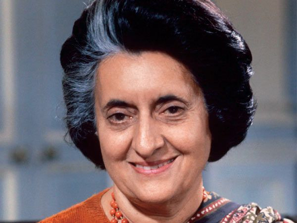  10. Ám sát Indira Gandhi (1984). Thủ tướng Ấn Độ Indira Gandhi bị ám sát bởi những vệ sĩ người Sikh của mình sau vụ tấn công vào Đền Vàng ở Amritsar, dẫn đến làn sóng bạo động và chia rẽ trong xã hội Ấn Độ. Ảnh: Pinterest.