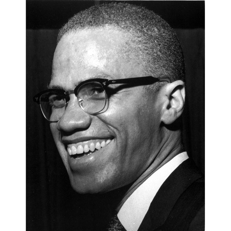  5. Ám sát Malcolm X (1965). Malcolm X, nhà lãnh đạo quyền công dân và là một trong những biểu tượng của phong trào chống phân biệt chủng tộc ở Mỹ, bị ám sát trong một buổi nói chuyện tại Harlem, New York. Ảnh: Pinterest.