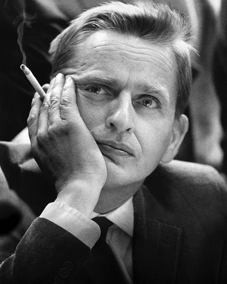  11. Ám sát Olof Palme (1986). Olof Palme, Thủ tướng Thụy Điển, bị ám sát khi đang đi bộ cùng vợ tại Stockholm. Vụ ám sát này đến nay vẫn chưa được giải quyết, tạo nên một trong những bí ẩn lớn trong lịch sử chính trị thế giới. Ảnh: Pinterest.