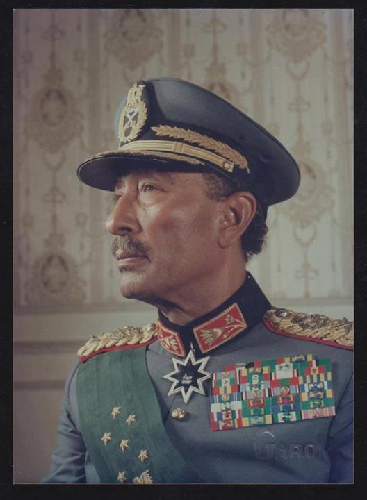  9. Ám sát Anwar Sadat (1981). Tổng thống Ai Cập Anwar Sadat bị ám sát trong một cuộc duyệt binh bởi các thành viên của tổ chức Hồi giáo cực đoan. Sự kiện này gây chấn động toàn bộ khu vực Trung Đông. Ảnh: Pinterest.