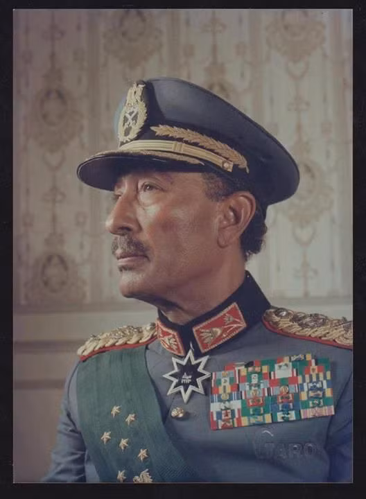  9. Ám sát Anwar Sadat (1981). Tổng thống Ai Cập Anwar Sadat bị ám sát trong một cuộc duyệt binh bởi các thành viên của tổ chức Hồi giáo cực đoan. Sự kiện này gây chấn động toàn bộ khu vực Trung Đông. Ảnh: Pinterest.
