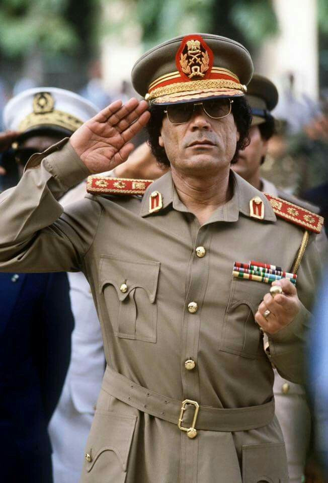  14. Ám sát Muammar Gaddafi (2011). Nhà lãnh đạo Libya Muammar Gaddafi bị ám sát bởi những người nổi dậy trong cuộc nội chiến Libya. Sự kiện này đánh dấu sự kết thúc của 42 năm cai trị của ông, dẫn đến sự bất ổn lâu dài tại Libya. Ảnh: Pinterest.