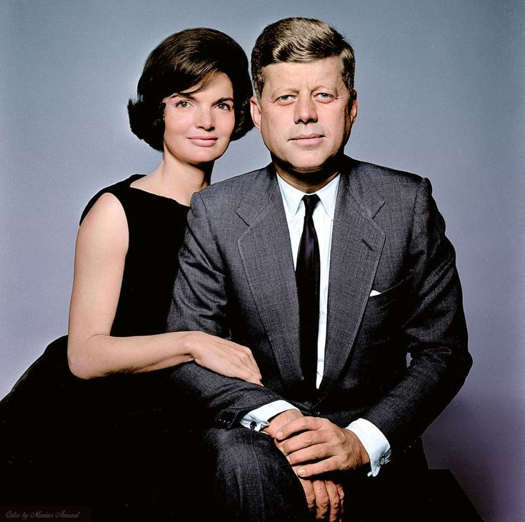  4. Ám sát John F. Kennedy (1963). Tổng thống Mỹ John F. Kennedy bị ám sát trong chuyến thăm đến Dallas, Texas, bởi Lee Harvey Oswald. Đây là một trong những vụ ám sát gây hiệu ứng truyền thông lớn nhất lịch sử. Ảnh: Pinterest.