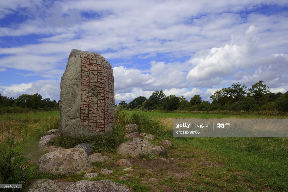  5. Đá Runes. Đá Runes là những tảng đá lớn được khắc chữ Runes, thường để tưởng nhớ người quá cố hoặc đánh dấu sự kiện quan trọng. Nhiều đá Runes vẫn còn ở Thụy Điển, Đan Mạch và Na Uy. Ảnh: Getty.