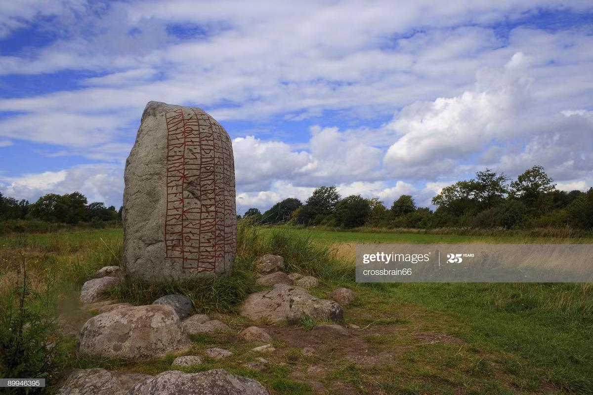  5. Đá Runes. Đá Runes là những tảng đá lớn được khắc chữ Runes, thường để tưởng nhớ người quá cố hoặc đánh dấu sự kiện quan trọng. Nhiều đá Runes vẫn còn ở Thụy Điển, Đan Mạch và Na Uy. Ảnh: Getty.