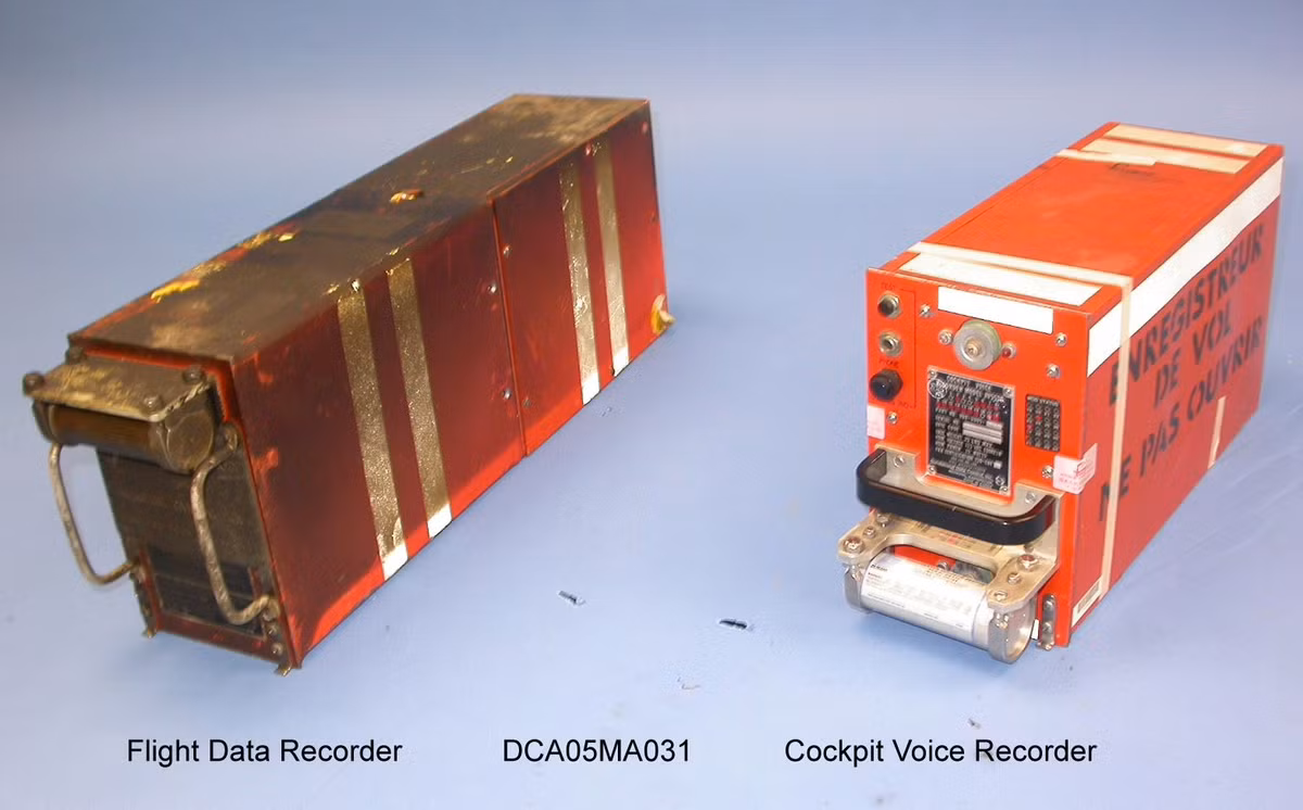  Hai phần chính: Hộp đen gồm hai bộ phận chính: máy ghi âm buồng lái (Cockpit Voice Recorder - CVR) và máy ghi dữ liệu chuyến bay (Flight Data Recorder - FDR). Ảnh: Pinterest.