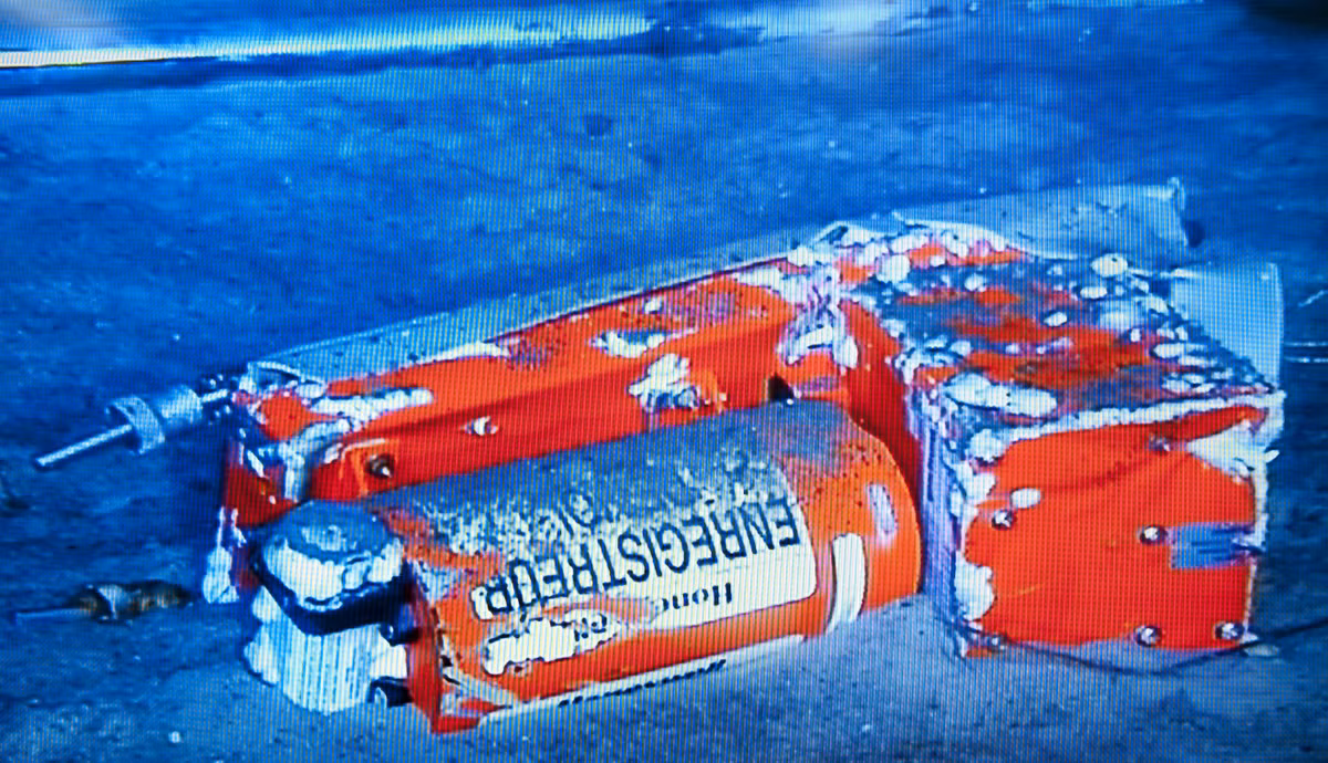  Vật liệu siêu bền: Vỏ hộp đen thường được làm từ titan hoặc thép không gỉ để tăng độ bền. Ảnh: NPR.