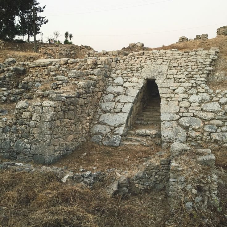  3. Khám phá tại Ras Shamra. Bảng chữ cái Ugarit được phát hiện lần đầu tiên vào năm 1929 tại khu di tích cổ Ras Shamra, gần bờ biển Syria. Ảnh: Pinterest.