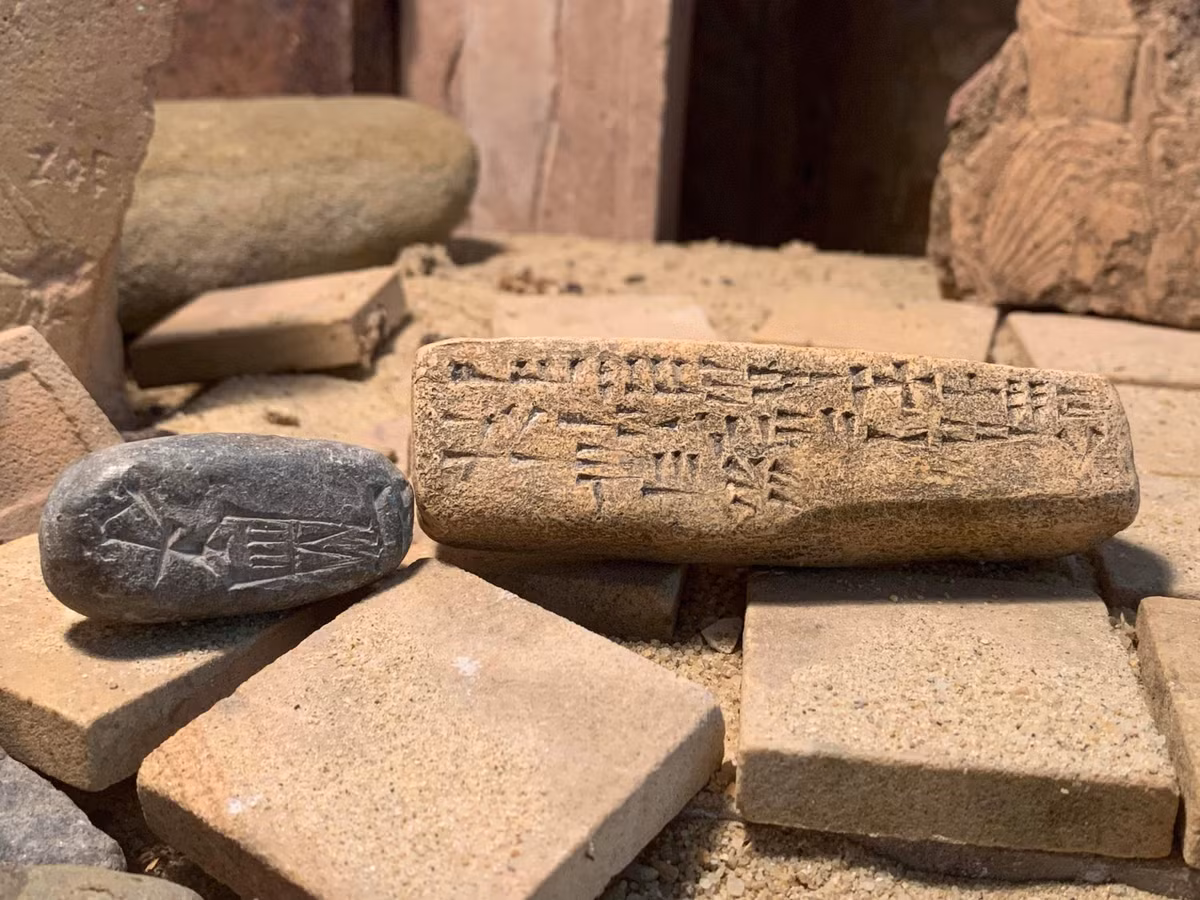  7. Ảnh hưởng đến hệ chữ Phoenicia. Ugarit đã có vai trò lớn trong việc ảnh hưởng đến bảng chữ cái Phoenicia, tiền thân của nhiều bảng chữ cái khác ở Địa Trung Hải. Ảnh: Pinterest.