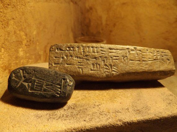  9. Viết trên đất sét. Các văn bản Ugarit chủ yếu được khắc trên các bảng đất sét, sau đó được nung để lưu giữ. Ảnh: Pinterest.