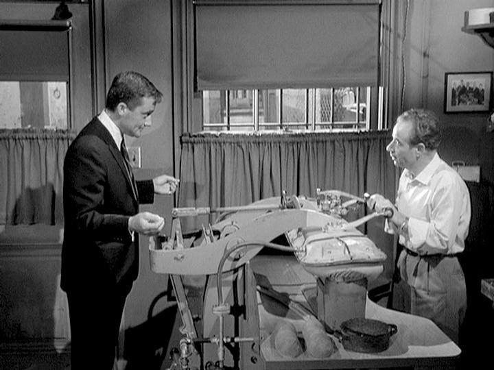  Ảnh hưởng của quyền lực: Thí nghiệm chứng minh rằng sự hiện diện của một nhân vật có quyền lực (như nhà nghiên cứu) có thể khiến con người từ bỏ trách nhiệm đạo đức cá nhân. Ảnh: Pinterest.