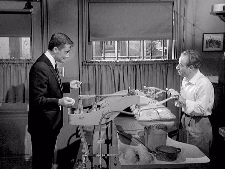  Ảnh hưởng của quyền lực: Thí nghiệm chứng minh rằng sự hiện diện của một nhân vật có quyền lực (như nhà nghiên cứu) có thể khiến con người từ bỏ trách nhiệm đạo đức cá nhân. Ảnh: Pinterest.