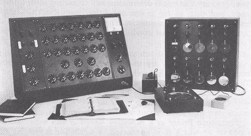  Trò lừa tâm lý: Những người tham gia không biết rằng "học sinh" không thực sự bị giật điện, và họ tin rằng hành động của mình gây ra đau đớn thật sự. Ảnh: Pinterest.