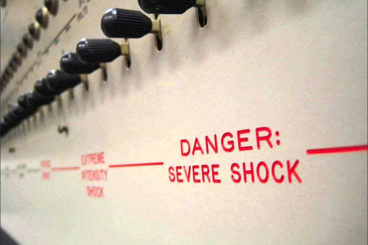  Ai cũng có thể tuân lệnh: Milgram nhận thấy rằng không chỉ những người "ác tâm" mà bất kỳ ai, trong điều kiện phù hợp, đều có khả năng thực hiện hành động tàn nhẫn. Ảnh: Pinterest.