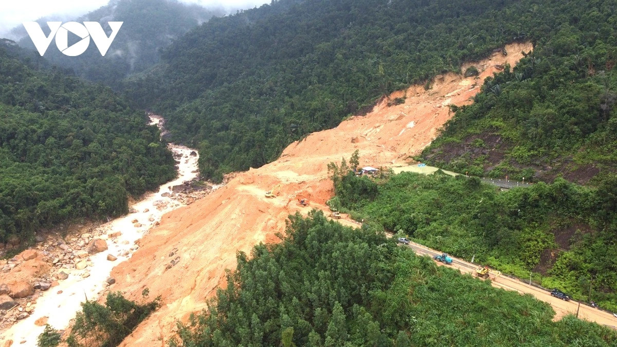 Đèo Khánh Lê bị sạt lở vào sáng ngày 15/12.