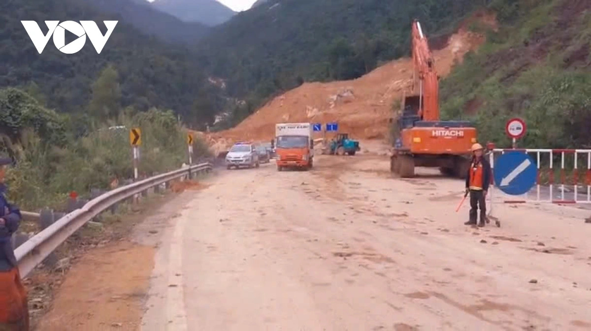 Điều tiết phương tiện lưu thông qua khu vực sạt lở đã được khắc phục tạm thời. Ảnh: Pinterest.