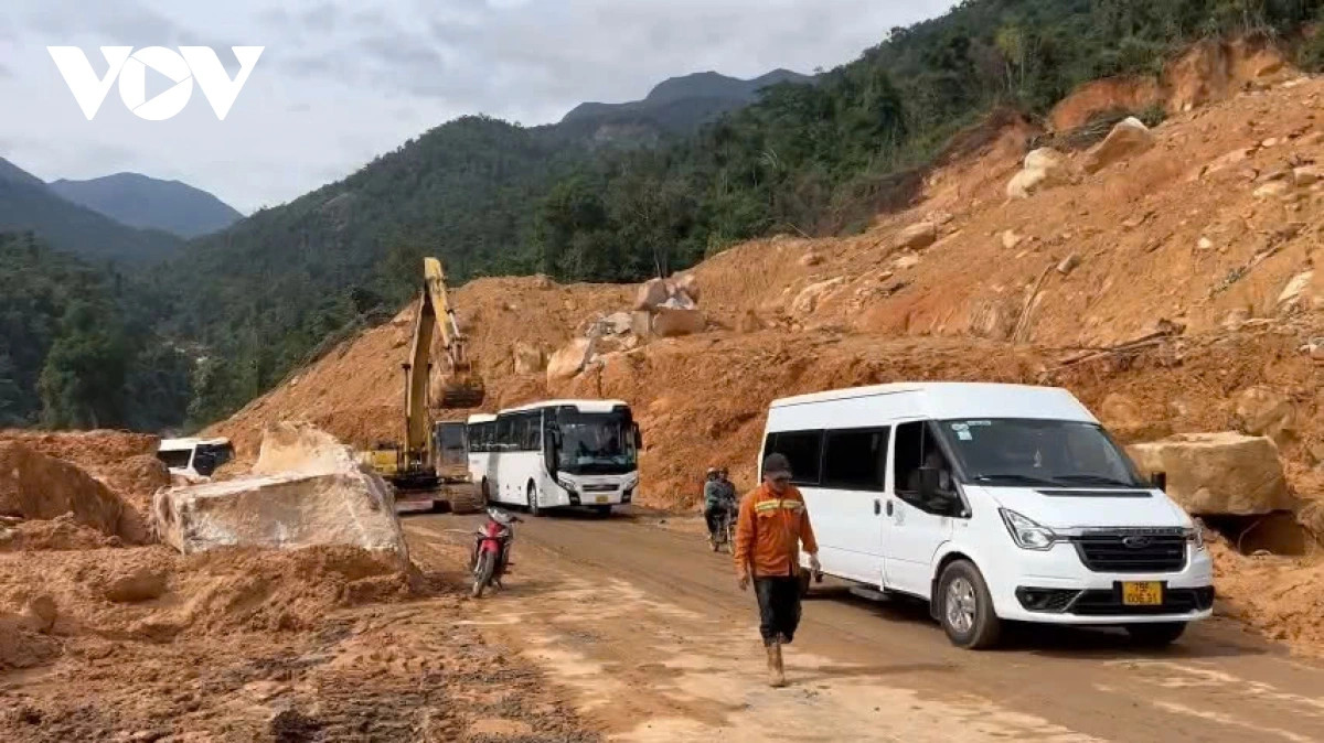 Các xe khách lưu thông qua vị trí sạt lở.