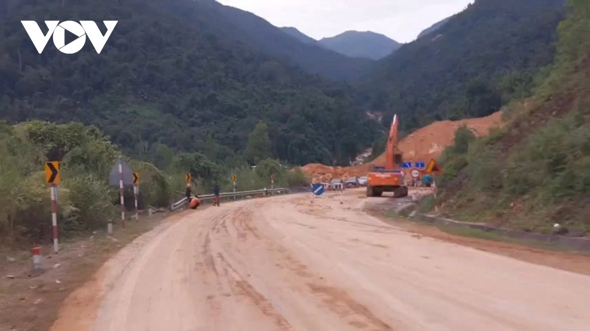 Những chuyến xe đầu tiên qua đèo Khánh Lê, huyện Khánh Vĩnh, tỉnh Khánh Hòa vào sáng 22/12.