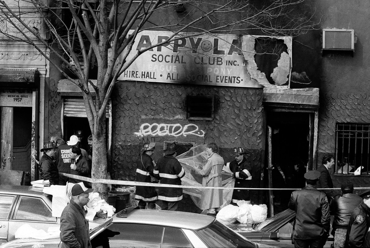  2. Vụ phóng hỏa Happy Land (Mỹ, 1990). Một người đàn ông tên Julio González đã đổ xăng và đốt một câu lạc bộ đêm không phép tên Happy Land tại Bronx, New York. Trước đó, người này đã bị bạn gái từ chối tình cảm và bị đuổi ra khỏi câu lạc bộ. Ảnh: The New York Times.