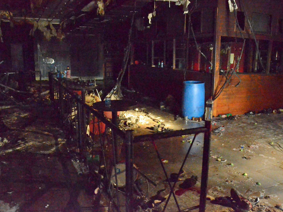  4. Vụ cháy hộp đêm ở Kiss (Brazil, 2013). Sự kiện: Ngọn lửa bùng phát tại hộp đêm Kiss ở Santa Maria trong một buổi hòa nhạc khi pháo sáng được sử dụng tùy tiện trong không gian kín, gây bắt lửa vào vật liệu cách âm. Ảnh: NBC News.