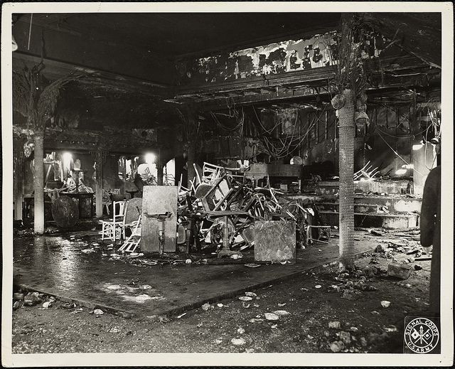  1. Vụ cháy hộp đêm Cocoanut Grove (Mỹ, 1942). Một đám cháy bùng lên tại hộp đêm Cocoanut Grove ở Boston, được cho là bắt nguồn từ một hành động vô tình hoặc có thể là hành động phóng hỏa cố ý của nhân viên hộp đêm này. Ảnh: Pinterest.