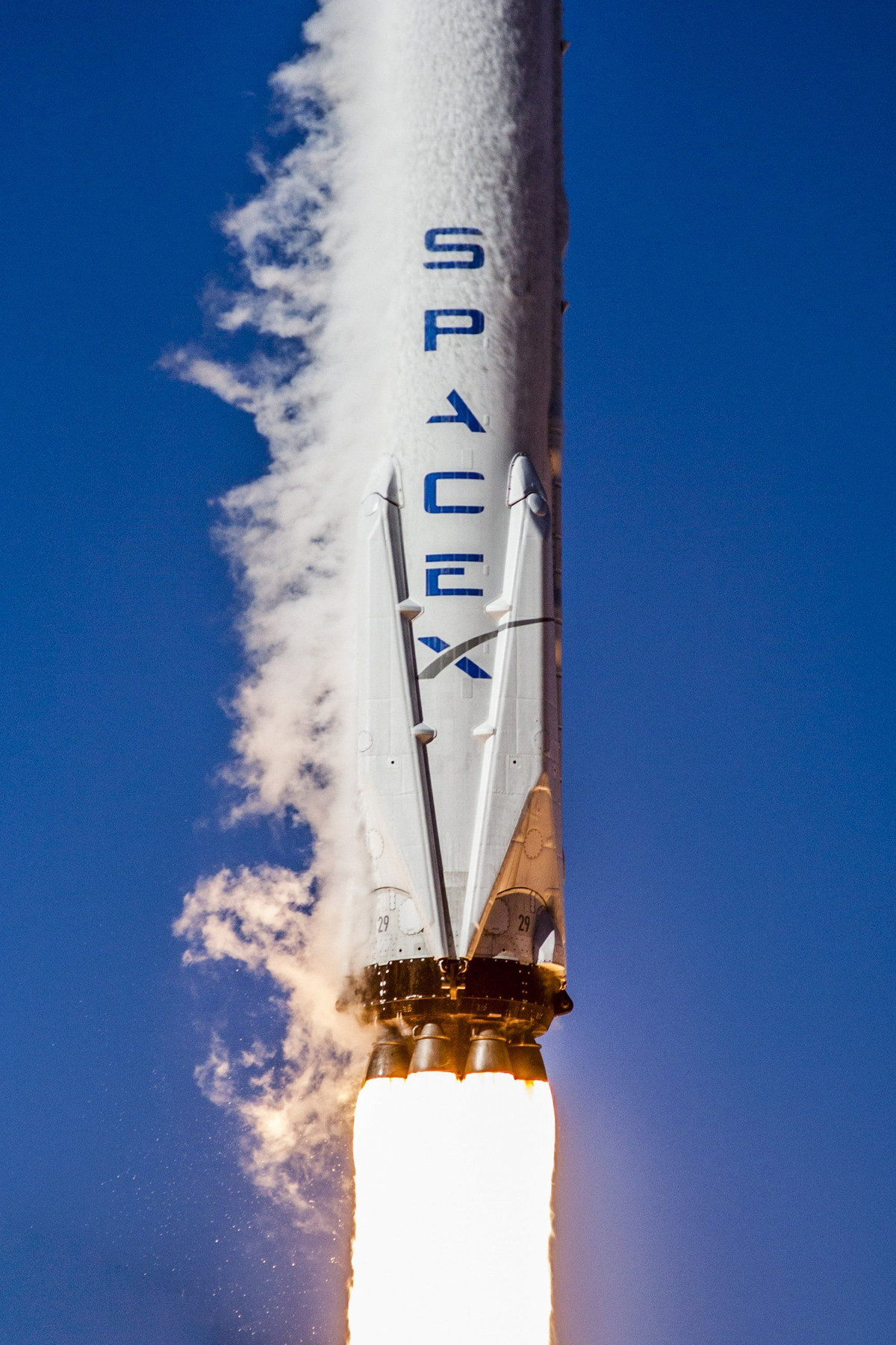 Khi SpaceX ra đời năm 2002, các chuyên gia hàng không vũ trụ hoài nghi về khả năng cạnh tranh của một công ty tư nhân. Ngày nay SpaceX thành công với Falcon 1, Falcon 9, và Starship, làm thay đổi toàn bộ ngành công nghiệp không gian. Ảnh: Pinterest.