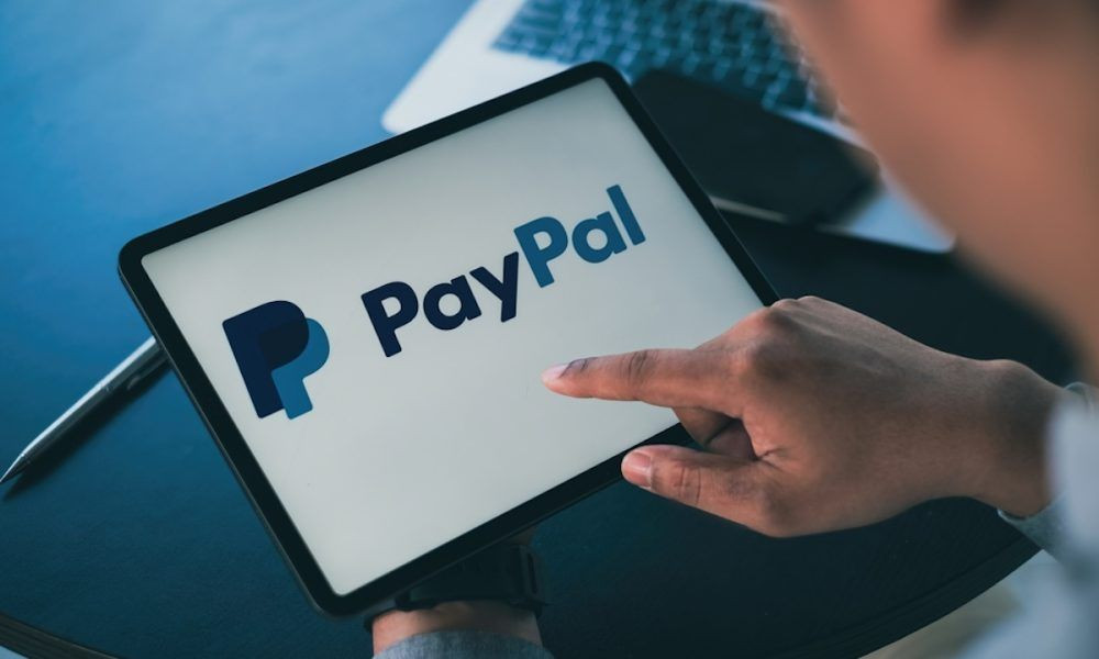Musk thành lập X.com, sau này hợp nhất thành PayPal, trước khi các hệ thống thanh toán trực tuyến trở nên phổ biến. PayPal hiện là một trong những hệ thống thanh toán điện tử hàng đầu thế giới. Ảnh: Pinterest.