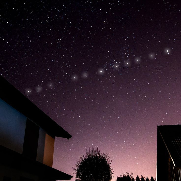 Khi Musk công bố Starlink, các dịch vụ Internet vệ tinh truyền thống rất đắt đỏ và chậm chạp. Starlink đặt mục tiêu phủ sóng toàn cầu với giá cả phải chăng. Đến nay, hàng nghìn vệ tinh Starlink đã được phóng lên quỹ đạo, cung cấp Internet tại nhiều nơi. Ảnh: Pinterest.