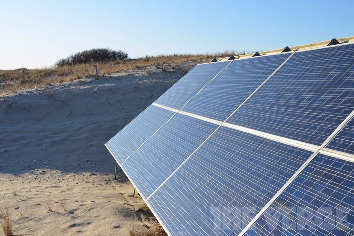 Pin lưu trữ năng lượng và hệ thống mái nhà năng lượng mặt trời (Solar Roof) do Tesla phát triển tiên phong trong lĩnh vực năng lượng tái tạo. Tesla Energy đã trở thành một trong những nhà cung cấp pin lưu trữ lớn nhất thế giới. Ảnh: Pinterest.