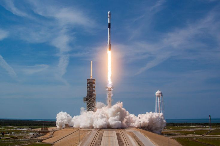 Trước SpaceX, tên lửa chỉ được sử dụng một lần, làm tăng chi phí vận hành. SpaceX đã chứng minh khả năng tái sử dụng với Falcon 9, tiết kiệm hàng tỷ USD cho ngành công nghiệp không gian. Ảnh: Pinterest.