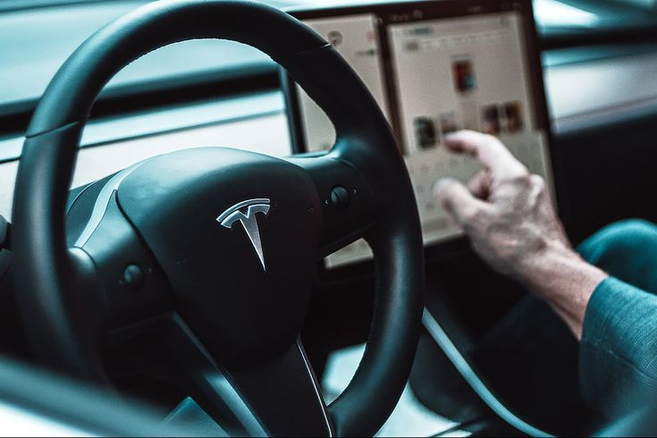 Khi ra mắt, Autopilot là một trong những công nghệ tiên phong trong ngành xe tự lái. Tesla tiếp tục nâng cấp hệ thống Full Self-Driving (FSD) với mục tiêu đạt khả năng tự lái hoàn toàn. Ảnh: Pinterest.