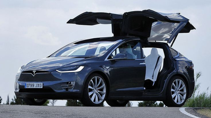 Khi Tesla thành lập năm 2003, xe điện vẫn bị coi là không thực tế do công nghệ pin kém hiệu quả. Elon Musk đã đầu tư mạnh vào công nghệ pin lithium-ion và xây dựng hệ thống trạm sạc toàn cầu. Ngày nay Tesla dẫn đầu trong ngành xe điện với các mẫu xe như Model S, Model 3, và Model Y. Ảnh: Pinterest.
