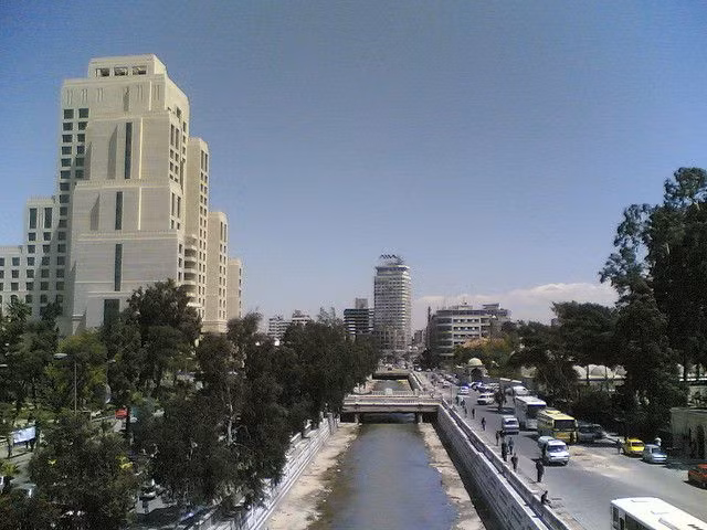  Thành phố của nước: Được biết đến với những nguồn nước tự nhiên, Damascus đã phát triển từ sông Barada và hệ thống kênh đào cổ xưa, tạo điều kiện thuận lợi cho sự sinh sống và phát triển. Ảnh: Pinterest.