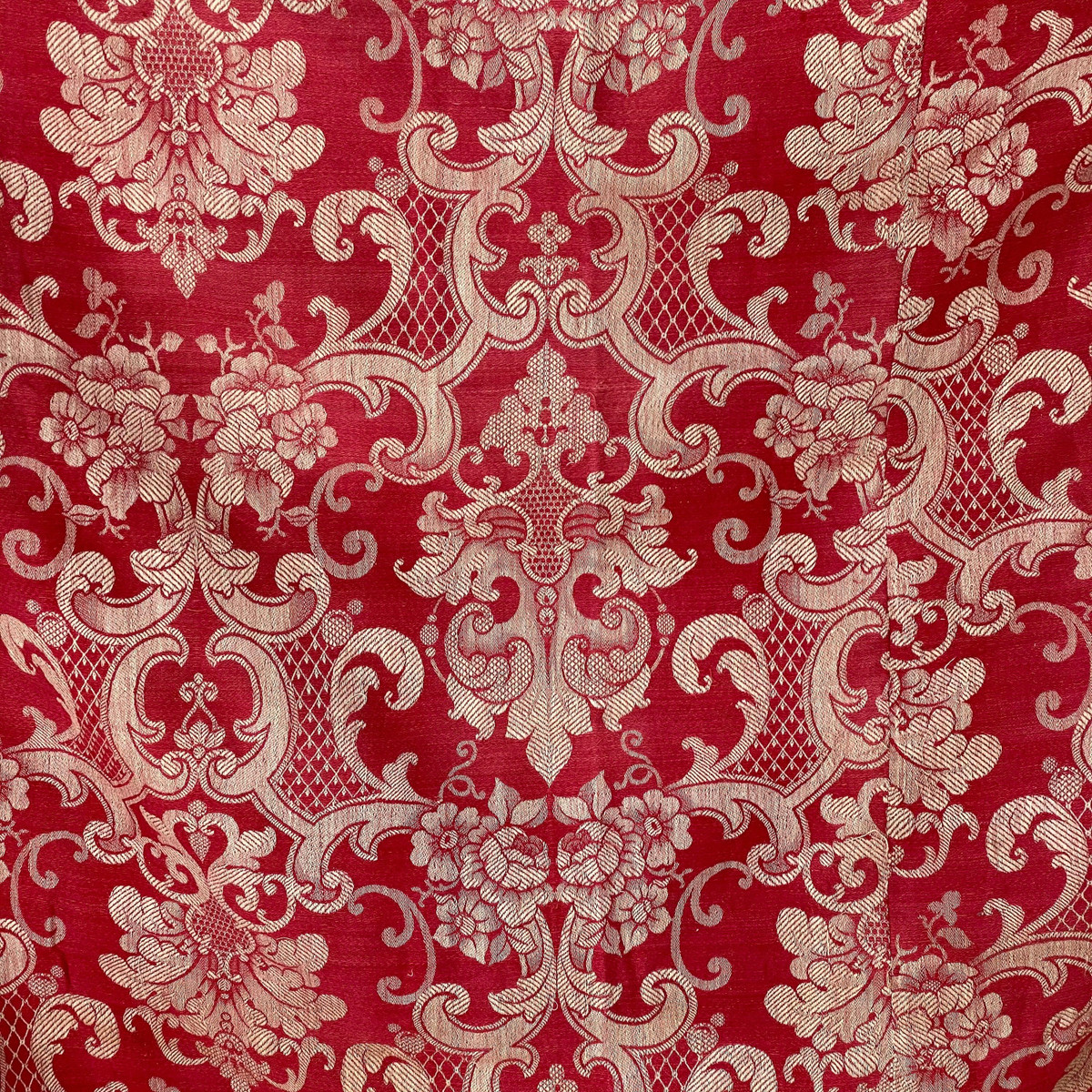  Kỹ thuật dệt tơ lụa: Damascus nổi tiếng với nghề dệt tơ lụa, đặc biệt là các sản phẩm vải damask (vải dệt có họa tiết), một đặc sản có nguồn gốc từ thành phố này và đã trở thành một biểu tượng trong ngành dệt may. Ảnh: Pinterest.