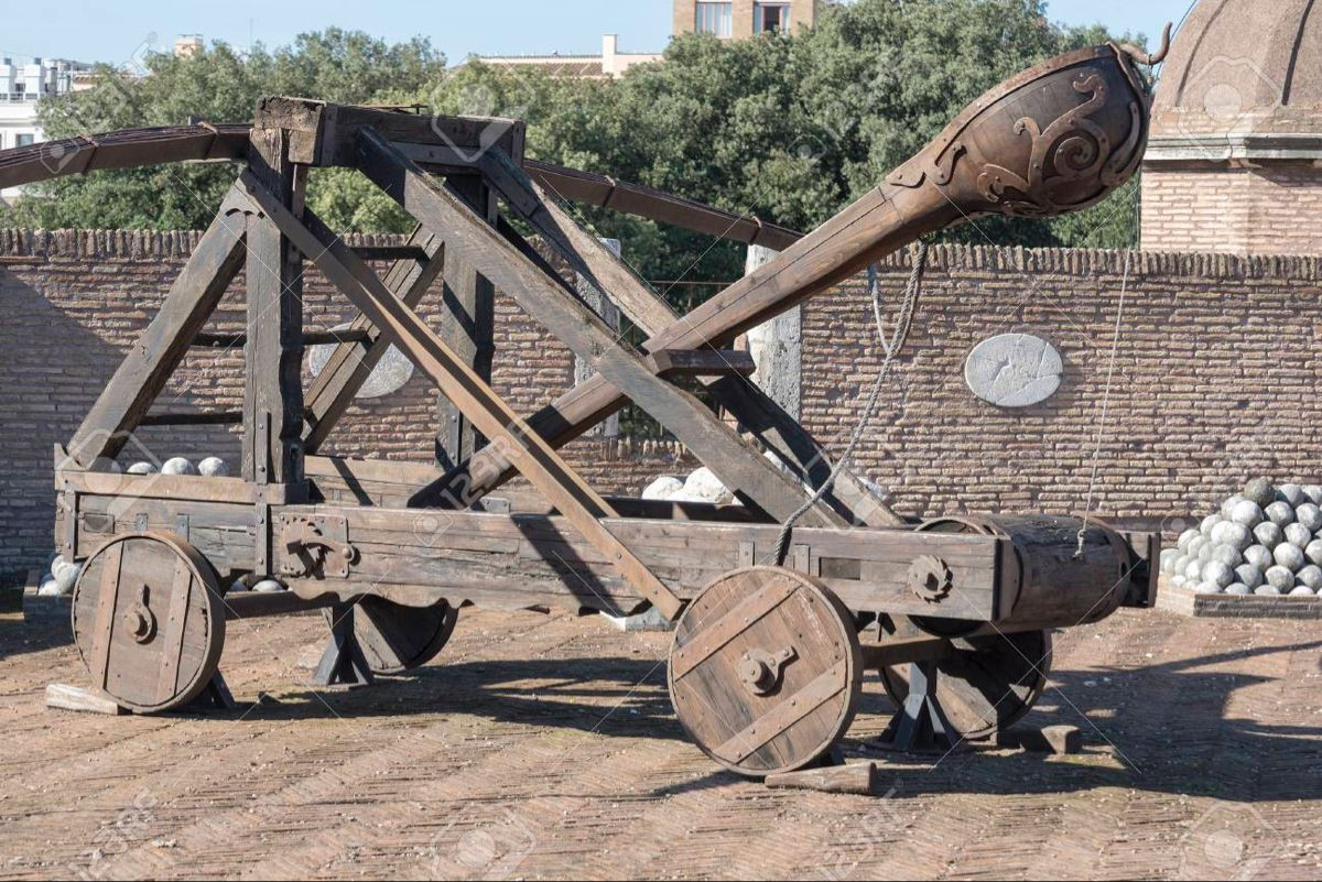  10. Sử dụng rộng rãi bởi người La Mã. Người La Mã đã cải tiến và sử dụng rộng rãi máy ném đá trong các chiến dịch quân sự của mình. Ảnh: Pinterest.