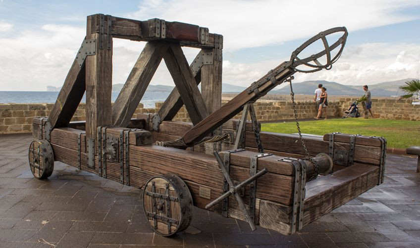  4. Chất liệu chế tạo. Máy ném đá được làm từ gỗ, dây thừng và kim loại, với các bộ phận được thiết kế để chịu được sức căng và lực phóng lớn. Ảnh: Pinterest.