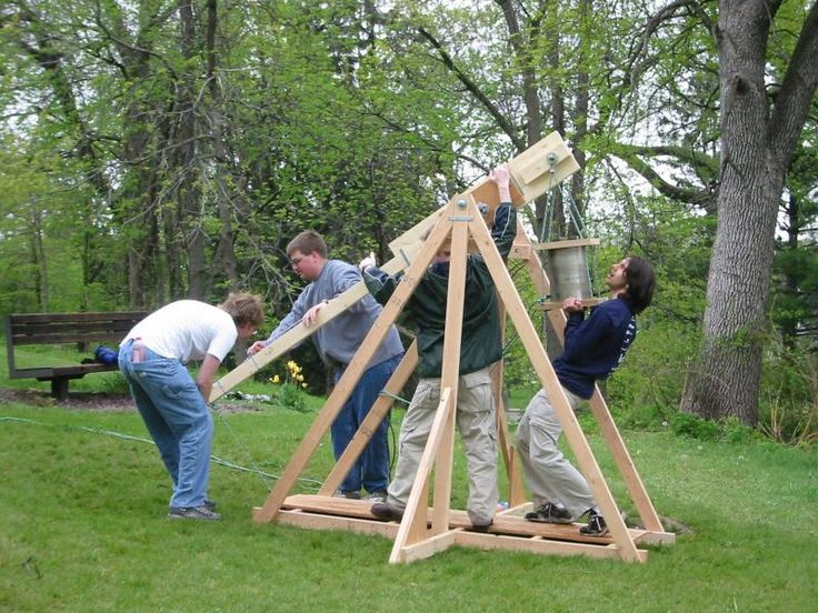  15. Ứng dụng hiện đại. Ngày nay, máy ném đá được tái tạo trong các cuộc trình diễn lịch sử, nghiên cứu khoa học và các cuộc thi vật lý để tìm hiểu về cơ học và năng lượng. Ảnh: Pinterest.