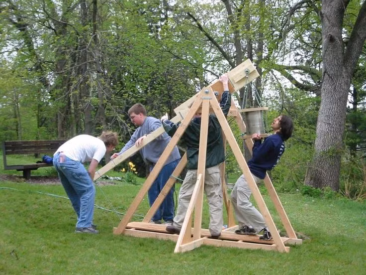  15. Ứng dụng hiện đại. Ngày nay, máy ném đá được tái tạo trong các cuộc trình diễn lịch sử, nghiên cứu khoa học và các cuộc thi vật lý để tìm hiểu về cơ học và năng lượng. Ảnh: Pinterest.