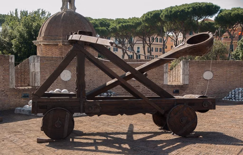  7. Sử dụng trong công thành. Máy ném đá được sử dụng rộng rãi trong các cuộc công thành chiến thời cổ đại và trung cổ để phá hủy tường thành, cổng và các công trình phòng thủ. Ảnh: Pinterest.