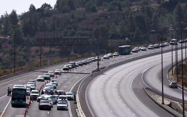  10. Hệ thống giao thông phát triển. Israel là quê hương của Waze, ứng dụng điều hướng giao thông nổi tiếng trên toàn cầu, giúp người dùng tránh tắc đường và tiết kiệm thời gian. Cơ sở hạ tầng giao thông của nước này cũng được xây dựng rất bài bản. Ảnh: Pinterest.