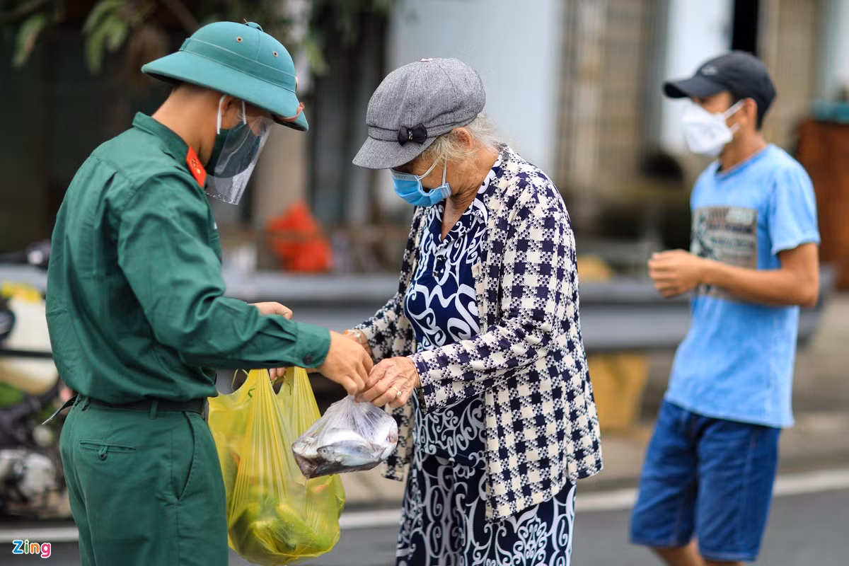 Nhiều người dân vui mừng và phấn khởi khi nhận được những phần hỗ trợ từ các cán bộ chiến sĩ. (Ảnh: Zing)