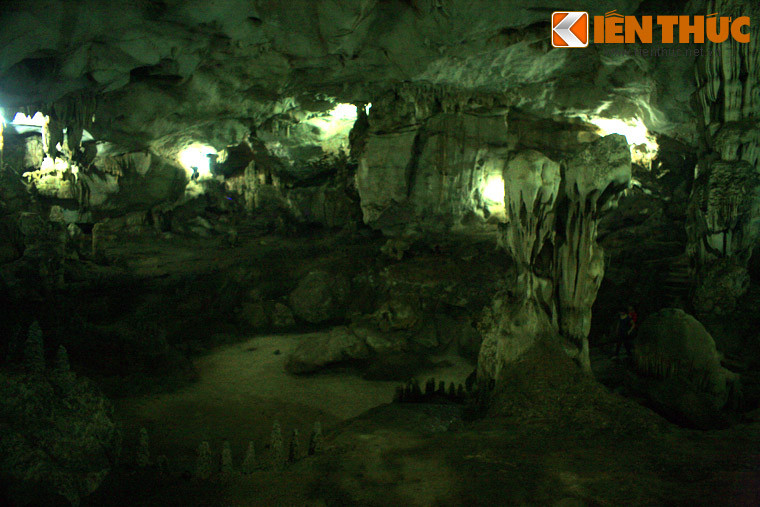 Đi sâu vào hang, các dải thạch nhũ hiện ra với đủ hình dáng, được trí tưởng tượng của người đời đặt cho những cái tên như Ông Tiên, Voi, Sư Tử, Đục Thóc, Mâm Ngũ Quả... Giữa lòng hang có một hồ cạn rộng, giữa hồ là con rùa đá, ven hồ có hình một đôi trái gái bằng thạch nhũ.